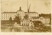 Manilla dövstumsinstitut, uppfört 1860-64 på Djurgården. Byggnaden är kulturminnesmärkt, och på dess vind finns ett skolmuseum samt arkiv från alla svenska dövskolor.