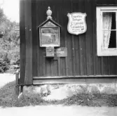 Leksand, Noret. Fattigbössa med tavla på Engströms stuga.

