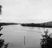Leksand. Dalälven vid Yttre Åkerö. Käringberget i bakgrunden.

