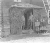 Leksand. Hjortnäs. Granrisklädd brolkvist. (vinter)

