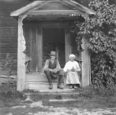 Leksand. Hälla. Snis P.A.S. 78 år och Snis Kerstin M.D. 79 år. Gärden.

