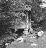 Leksand. Hälla. Gopgården. Skvalta ovan bron.

