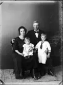 Familjen Fahlström från Norrskedika, Börstils socken, Uppland 1921