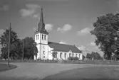 Torups kyrka och kyrkogård sett från söder. I kyrkogårdsmuren sitter grinden mitt för vägskälet. Kyrkan uppfördes 1870–1871 i empirstil av kyrkbyggmästare Anders Petersson efter ritningar av Bror Malmberg.