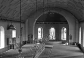 Torup kyrkas interiör, sedd mot koret. Kyrkan uppfördes 1870–1871av kyrkbyggmästare Anders Petersson efter ritningar av Bror Malmberg. Korfönstren har glasmålningar utförda 1911 av Stockholms Glasmåleri. Kyrkorummets ursprungliga dekoration på väggar och i tak övertäcktes vid en restaurering 1926.