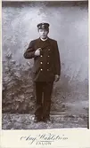 Porträtt uniformsklädd man.