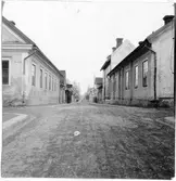 Hörnet Åsgatan-Rostvändaregatan. Fahlhemska gården t.v. I fonden Kristine kyrka.