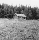 GrindboKnutsbo, Grytnäs. Vid vägen GrundboKnutsbo och lada. 

