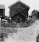 Gisselbo, Grytnäs. Jan Ers. Stolphärbre t.v. i mitten källarbod.


