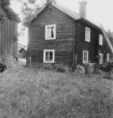 Gisselbo, Grytnäs. Jan Ers. Smyg mellan manmygganden och långhusbyggnaden.

