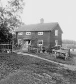 Grytnäs. Lillstugan, blybågar i vindfönstren.

