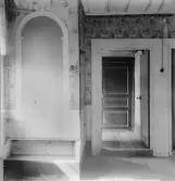 Kårbo. Grytnäs. Simens gård. Manbyggnadens rundbågsdörr.