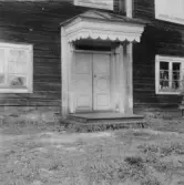 Skräddarbo. Grytnäs. Hällgården, gamla manbyggnadens portal.

