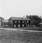 Knallasbenning. Grytnäs. Per Anders manbyggnad, bakifrån.

