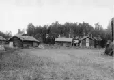 Backa. Grytnäs. Bergmans. Den förfallna gården, t.h. ladugård.


