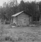 Nyhyttan. Grytnäs. Nilsbacken. Rundtimmerlada.

