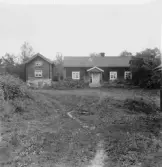 Östanbyn. Grytnäs. Jakobs manbyggnaden med  påmålad brokvist.

