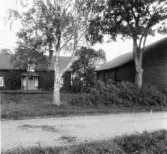 Kyrkbyn. Grytnäs. Kaplagården, manbyggnad och bod t.h.

