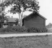 Kyrkbyn. Grytnäs. Kaplagården, manbyggnad och bod t.h.

