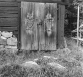 Stora Åsbo. Grytnäs. Dörrar på stugan, halvt utplånade målningar.

