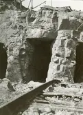 Räls som går in i berget vid byggandet av Älvkarleby kraftverk, omkring år 1906(enligt text i album).
