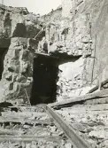 Räls som går in i berget vid byggandet av Älvkarleby kraftverk, omkring år 1906 (enligt text i album).