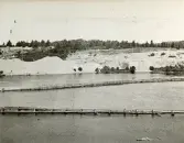 Byggandet av Älvkarleby kraftverk med flottningsränna som användes för att torrlägga delar av forsen under byggnadstiden, omkring år 1906 (enligt text i album).