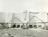 Byggandet av Älvkarleby kraftverk med dammstrukturen där tunga träställningar krävdes för att bära upp konstruktionen innan betongen härdat, omkring år 1906 (enligt text i album).