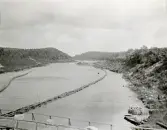 Byggandet av Älvkarleby kraftverk med flottningsränna som användes för att torrlägga delar av forsen under byggnadstiden, omkring år 1906 (enligt text i album).