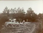 Byggandet av timmerränna, med flera personer närvarande, omkring år 1906 (enligt text i album).