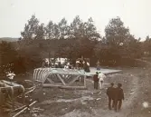 Byggandet av timmerränna, med flera personer närvarande, omkring år 1906 (enligt text i album).