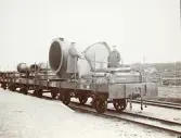Byggandet av Älvkarleby kraftverk där frakt av tunga maskindelar, såsom turbindelar, rördelar mm. genomfördes med hjälp av järnvägen, omkring år 1906 (enligt text i album).
