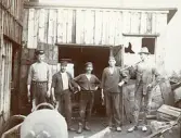 Byggandet av Älvkarleby kraftverk med arbetare framför en byggnad, omkring år 1906 (enligt text i album).