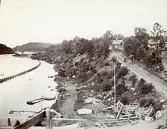 Byggandet av Älvkarleby kraftverk med flottningsränna, till vänster i bild, som användes för att torrlägga delar av forsen under byggnadstiden, omkring år 1906 (enligt text i album).