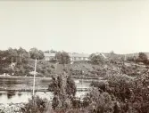Flottningsränna som syns i älven användes för att torrlägga delar av forsen under byggandet av Älvkarleby kraftverk , omkring år 1906 (enligt text i album).