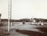 Byggandet av Älvkarleby kraftverk genomfördes av rallare och anläggningsarbetare med hjälp av järnvägen och decauvillevagnar, omkring år 1906 (enligt text i album).