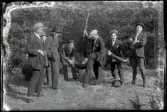En grupp män som skojar