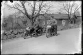 Carl-Gustaf Löfborg och Erik Johansson med motorcyklar