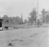 Mora, Mora strand. Järnvägsövergången, Vasastoden och kyrkan.

