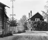 Mora. Östnor. Rombogården och midsommarstänger.

