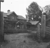 Mora. Kråkberg. Djosgården från grinden.

