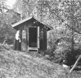 Mora. Gopshus. Backgårdens källhus.

Ett källhus är en mjölkbod.