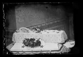 Post mortem, traditionen att avporträttera personer som nyligen avlidit, för att ha porträttet framme i hemmet, finns i konsten från 1600-talet och var en vanlig praktik i fotografiets barndom på 1800-talet och fram till mitten av 1900-talet. Döden var en del av livet och det var vanligt att den avlidne låg i hemmet på lit-de-parade, dvs i sin säng eller i en öppen kista där anhöriga och vänner kunde komma förbi för ett sista farväl. Innan handkameran blev vanlig togs porträtten ofta av kringresande fotografer. Genom kläder, blomsterdekorationer och olika symbolladdade element tillfördes genren en egen estetik. Porträtten fyller en tydlig minnesfunktion. 

Kista med ett lik av ett barn (Per? Björling 8/9 - uppskattning)

