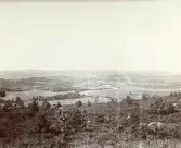 Vy över landsbygden vid Älvkarleby, omkring 1906 (enligt text i album).