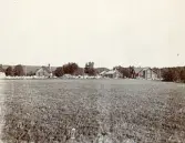 Arbetarbostäder i Älvkarleby, vid byggandet av Älvkarleby kraftverk, omkring 1906 (enligt text i album).