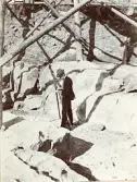Lantmätare som utför mätning under byggandet av Älvkarleby kraftverk, omkring 1906 (enligt text i album).