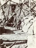 Lantmätare som utför mätning under byggandet av Älvkarleby kraftverk, omkring 1906 (enligt text i album).