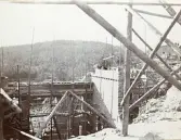 Det utmanande arbetet med dammbygget vid uppförandet av Älvkarleby kraftverk, omkring 1906 (enligt text i album).