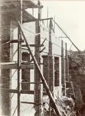 Byggandet av maskinhallen vid uppförandet av Älvkarleby kraftverk, omkring 1906 (enligt text i album).