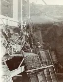 Arbetare som håller på med schaktning och formsättning i det framsprängda berget för att förbereda gjutningen av kraftverksstrukturen, vid byggandet av Älvkarleby kraftverk, omkring 1906 (enligt text i album).